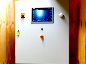 Exemple d'installation d'un boîtier électrique doté d'une interface réalisé par Mitéa