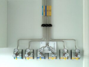 Exemple d'installation de tuyaux de gaz muraux en intérieur réalisé par Mitéa