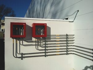 Exemple d'installation de tuyaux de gaz en extérieur avec boîtiers réalisé par Mitéa